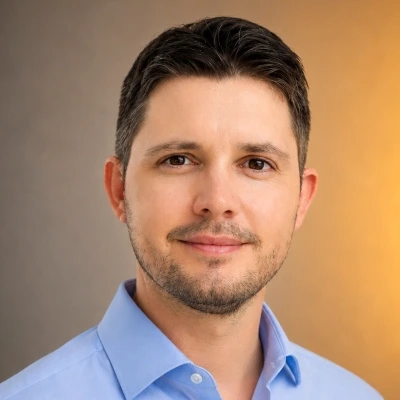 Foto de perfil de la cara de Michal Mihalec, el fundador de MIHALEC Consulting, experto en fugas de rentabilidad de PYMES y creador del método Rentabilidad Oculta™.
